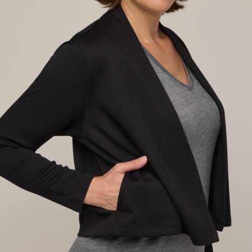 20221025 wooland 00276 InterlockCropCardigan Black LR