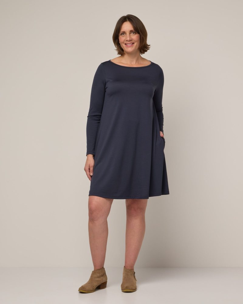 20221025 wooland 00742 RowenaSwingDress WashedNavy LR