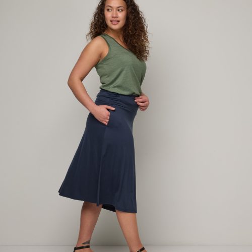 20240228 wooland 00496 HelenaMidiTravelSkirt WashedNavy LR