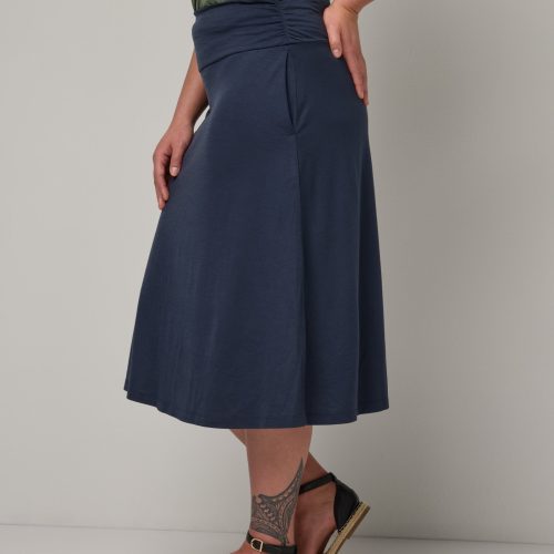 20240228 wooland 00529 HelenaMidiTravelSkirt WashedNavy LR