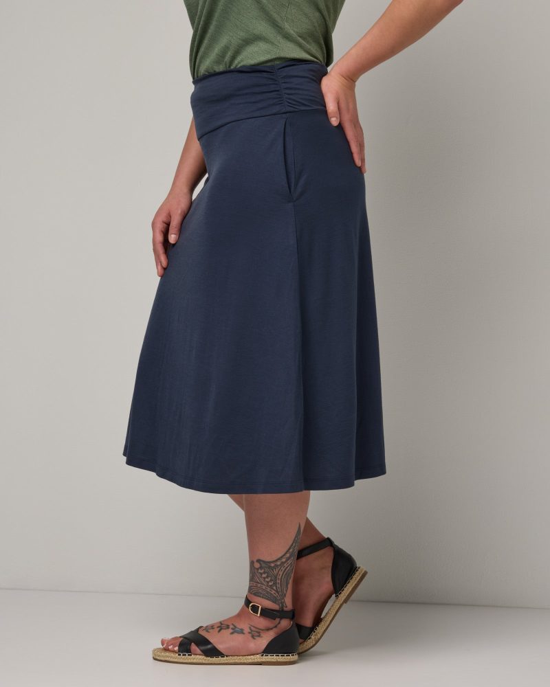 20240228 wooland 00529 HelenaMidiTravelSkirt WashedNavy LR