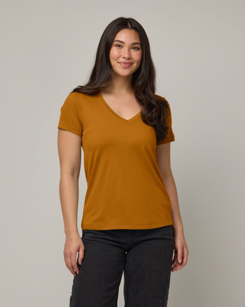 20240524 wooland 00052 MorganVNeckTee Ochre LR