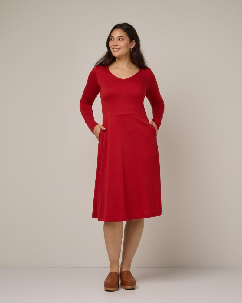 20240925 wooland 01589 TaliaFitFlareDress2.0 Pomegranate LR