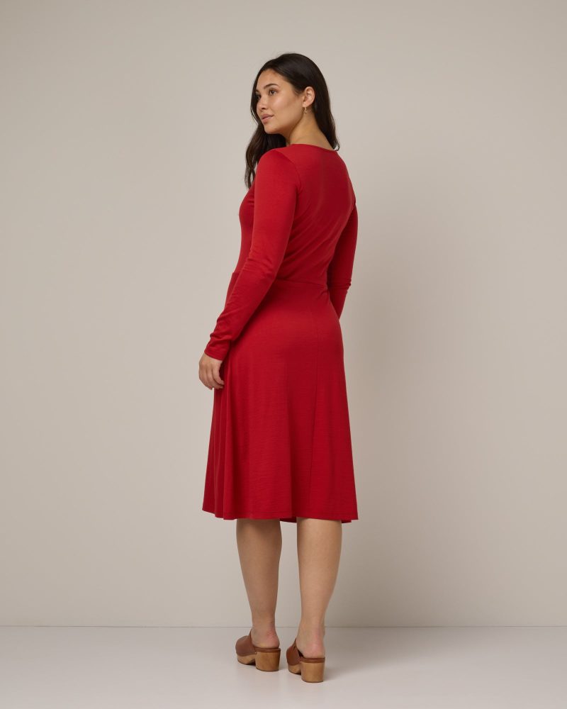 20240925 wooland 01604 TaliaFitFlareDress2.0 Pomegranate LR