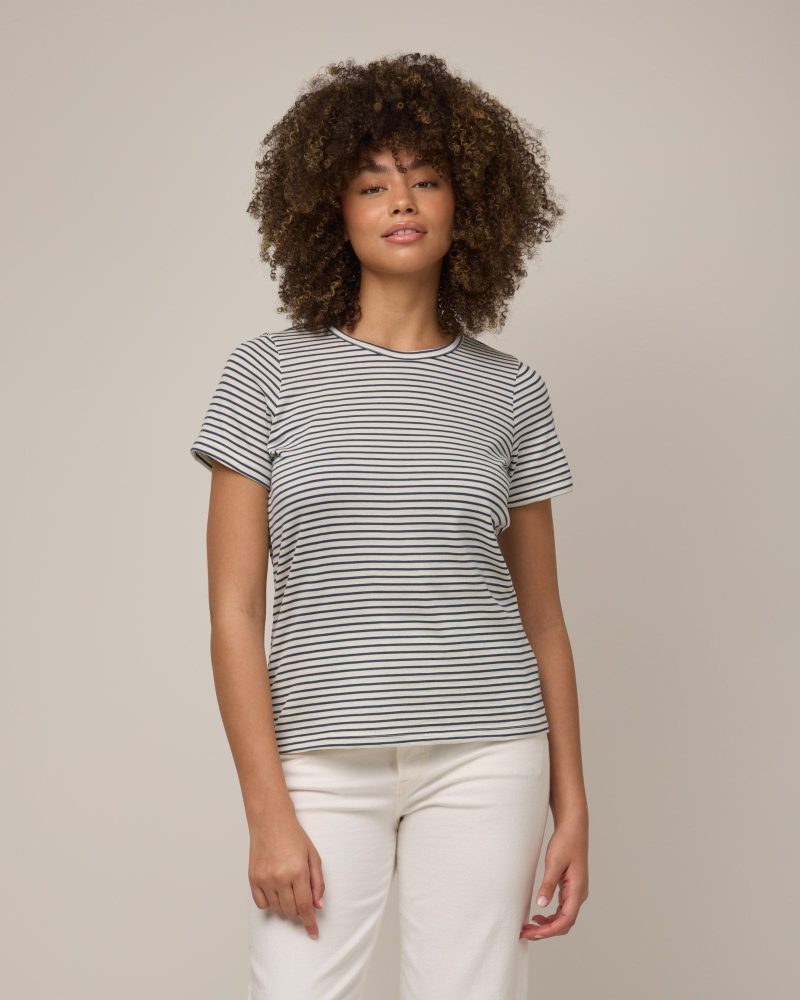 20241023 wooland 00283 CaraSignatureCrewTee NaturalWhiteDarkDenimStripe LR