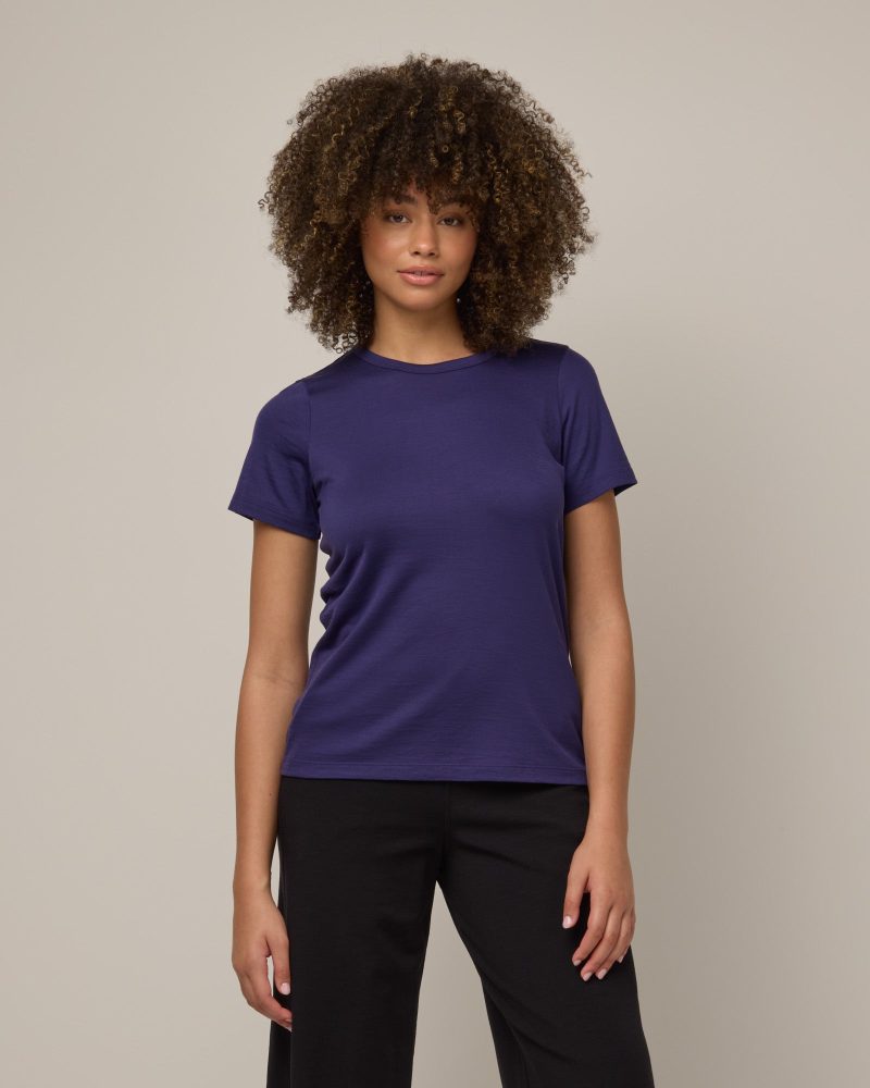 20241023 wooland 00347 CaraSignatureCrewTee IrisBlue LR