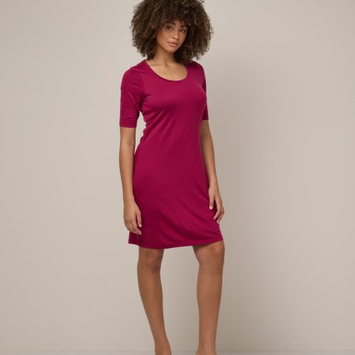 20241023 wooland 00469 ChloeFittedDress Beetroot LR