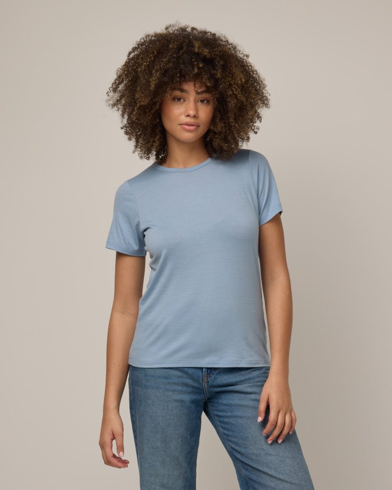 20241023 wooland 00863 Cara100WoolCrewTee LightBlue LR