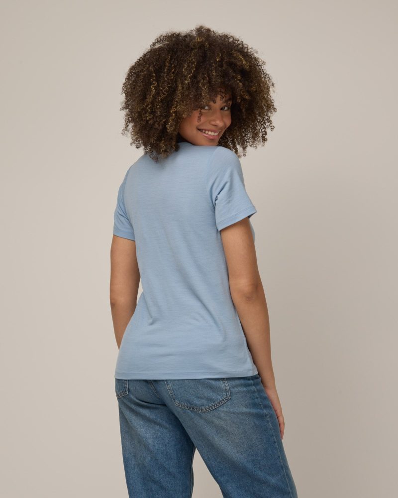 20241023 wooland 00873 Cara100WoolCrewTee LightBlue LR