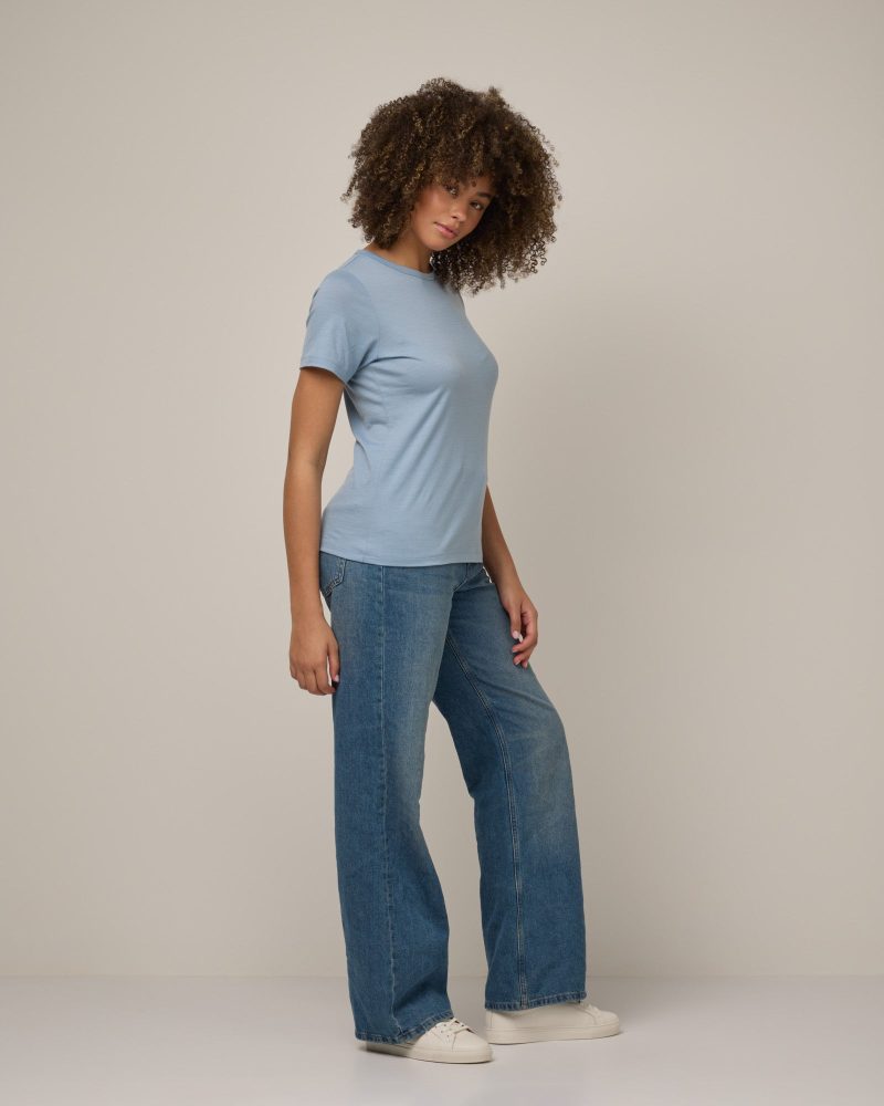 20241023 wooland 00887 Cara100WoolCrewTee LightBlue LR