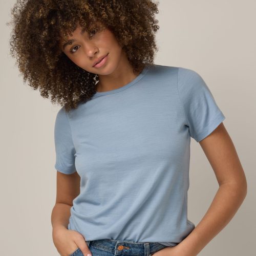 20241023 wooland 00913 Cara100WoolCrewTee LightBlue LR