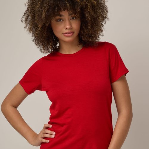 20241023 wooland 01055 Cara100WoolCrewTee Pomegranate LR