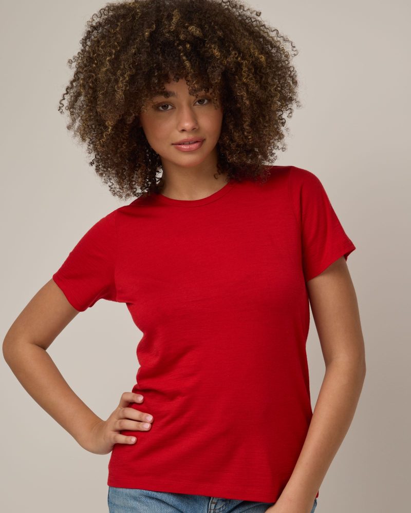 20241023 wooland 01055 Cara100WoolCrewTee Pomegranate LR