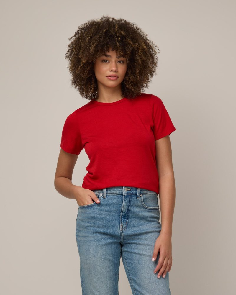 20241023 wooland 01075 Cara100WoolCrewTee Pomegranate LR