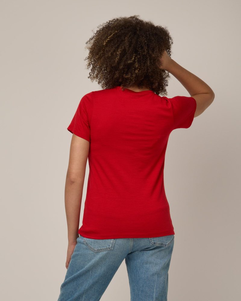 20241023 wooland 01102 Cara100WoolCrewTee Pomegranate LR